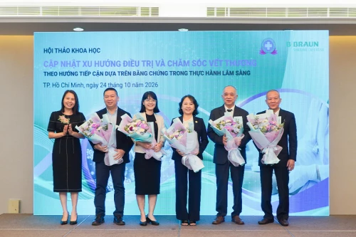 Chủ tịch Hội đồng Cố vấn Y khoa Bernard làm chủ tọa Hội thảo khoa học về điều trị vết thương